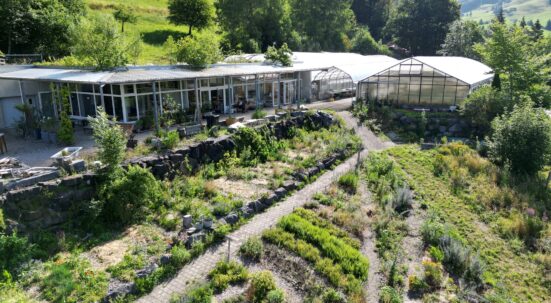 Kräutergarten und Gewächshäuser