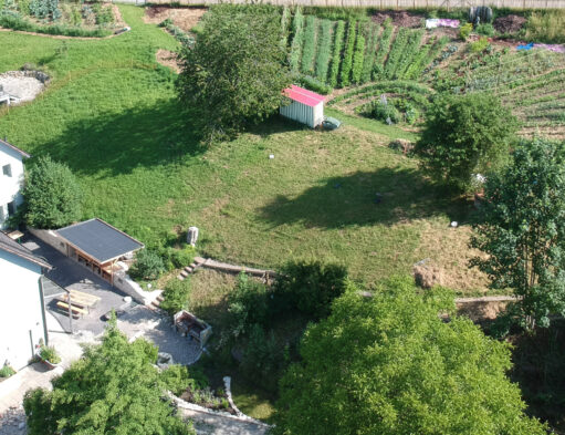 Ausblick in den Permakulturgarten in der Nähe des Workspace Büros. Viel grün und ein schöner Garten inmitten der Natur.