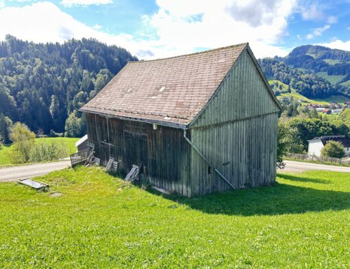 Ältere Scheune auf einem Wiesengrundstück, hier soll die Dachrinne repariert werden und Wasserzuläufe gelegt werden, weshalb wir auf Spenden angewiesen sind