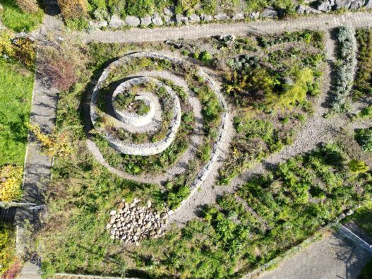 Heilkräutergarten mit Kräuterspirale