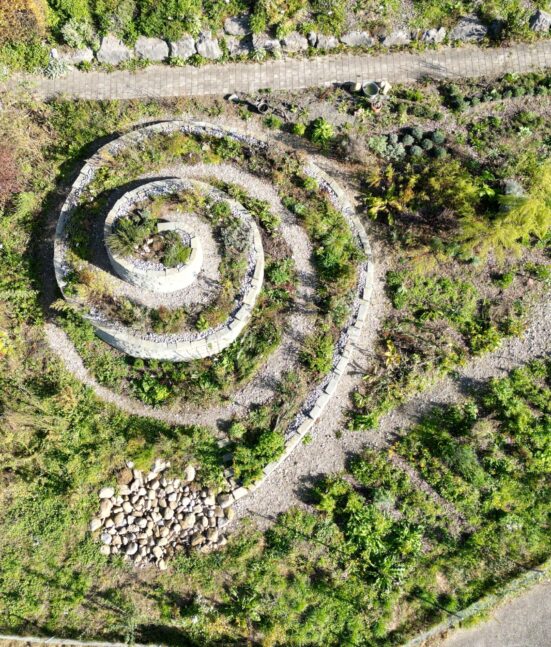Heilkräutergarten mit Kräuterspirale