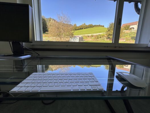 Workation Raum 1 mit Drucker und Aussicht auf den Permakulturgarten