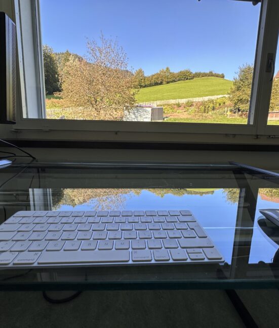 Workation Raum 1 mit Drucker und Aussicht auf den Permakulturgarten